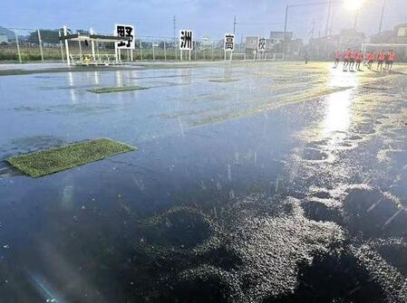 　雨が降ると水浸しになる野洲高グラウンド（野洲高提供）