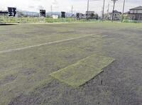 　修繕した部分と高低差が出ている野洲高グラウンド（野洲高提供）