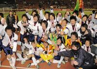 　セクシーフットボールで全国制覇を成し遂げた野洲高サッカー部＝０６年１月９日