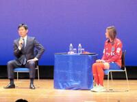 　講演会を行ったサッカー日本代表の森保一監督（左）とノジマステラ神奈川相模原の笹井一愛