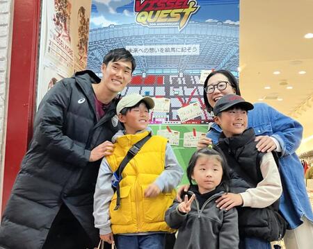 　グッズショップ前で神戸ファンと写真に収まる山川哲史（撮影・中野裕美子）