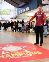 　装飾を前にポーズを取る神戸・山川哲史（撮影・中野裕美子）