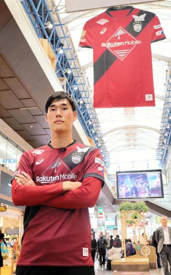 　装飾をバックにポーズを取る神戸・山川哲史（撮影・中野裕美子）