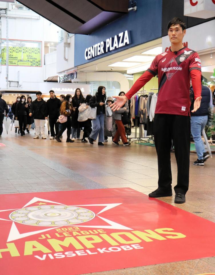 　装飾を前にポーズを取る神戸・山川哲史（撮影・中野裕美子）