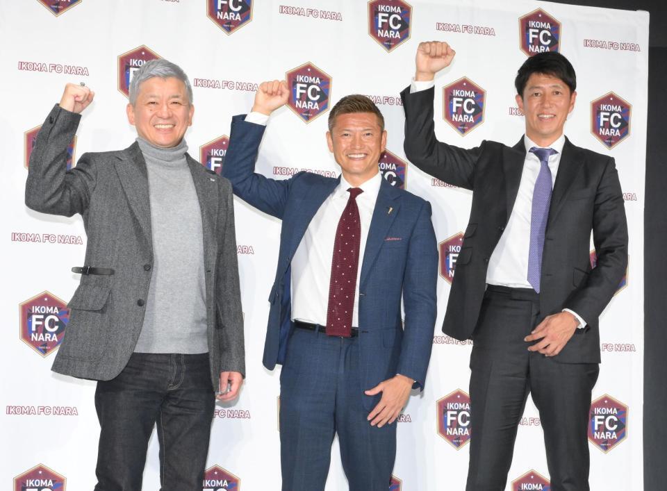 　ＶＥＬＡＧＯ生駒改め「ＩＫＯＭＡ　ＦＣ　奈良」の新体制発表記者会見に登場した（左から）玉井雄介オーナー、播戸竜二新社長、高木和道新監督（撮影・伊藤笙子）