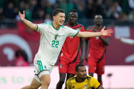 　アフリカ選手権１次リーグのスーダン戦でゴールを喜ぶアルジェリアのイブラヒム・マザ＝２４日、ラバト（ＡＰ＝共同）