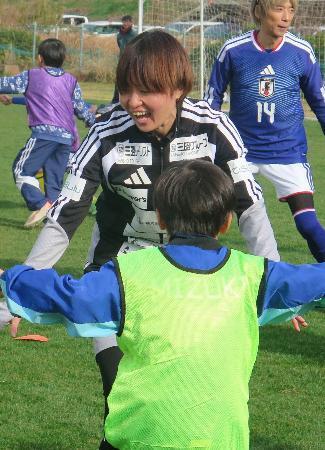 宮沢ひなたがサッカー教室で交流　「子どもたちが憧れる存在に」