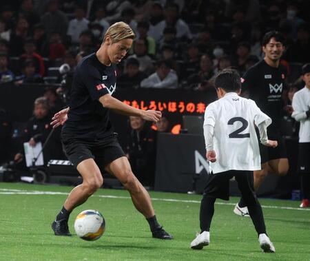 　子ども相手に攻め上がる本田圭佑（撮影・金田祐二）