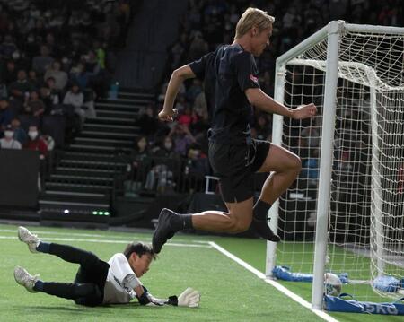 　子ども相手にゴールを決める本田圭佑（撮影・金田祐二）