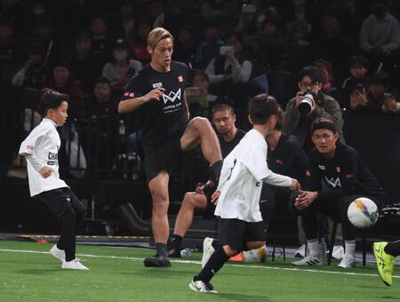 　子ども相手にプレーする本田圭佑（撮影・金田祐二）