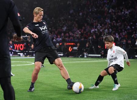 　子ども相手にプレーする本田圭佑（撮影・金田祐二）