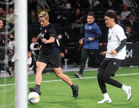 　決勝ゴールを決める本田圭佑。右は宇佐美貴史（撮影・金田祐二）