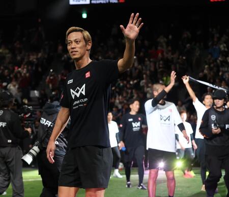 　声援に応える本田圭佑（撮影・金田祐二）