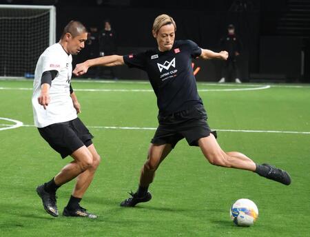 　坪井慶介氏と競り合う本田圭佑（撮影・金田祐二）