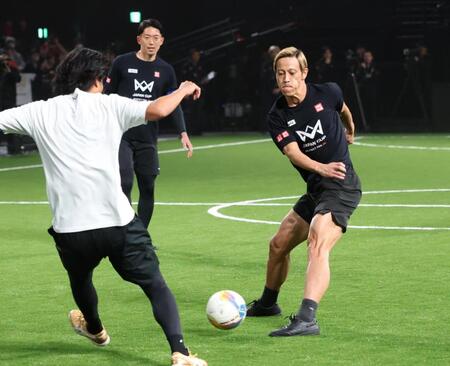 　レジェンドマッチでプレーする本田圭佑（撮影・金田祐二）