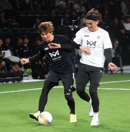 　宇佐美貴史と競り合う乾貴士（撮影・金田祐二）