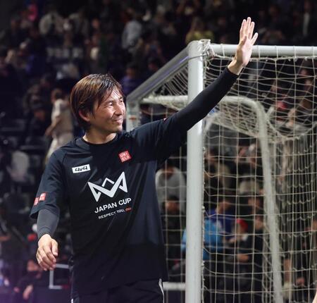 　声援に応える乾貴士（撮影・金田祐二）