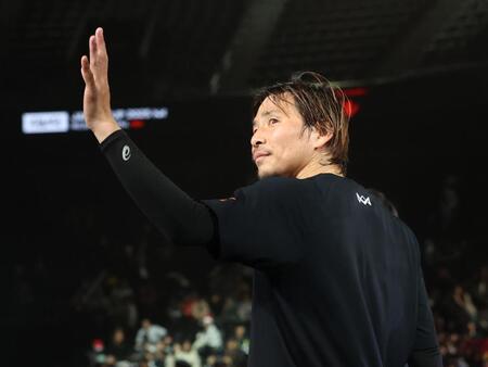 　声援に応える乾貴士（撮影・金田祐二）