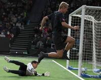 　子ども相手にゴールを決める本田圭佑（撮影・金田祐二）