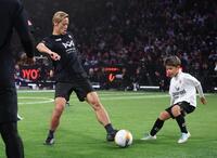 　子ども相手にプレーする本田圭佑（撮影・金田祐二）