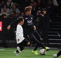 　子ども相手にドリブルで攻め込む乾貴士（撮影・金田祐二）