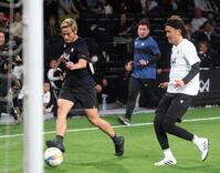 　決勝ゴールを決める本田圭佑。右は宇佐美貴史（撮影・金田祐二）