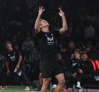 　子ども相手にシュートを外し悔しがる本田圭佑（撮影・金田祐二）