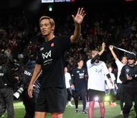 　声援に応える本田圭佑（撮影・金田祐二）