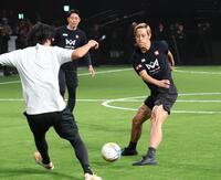 　レジェンドマッチでプレーする本田圭佑（撮影・金田祐二）