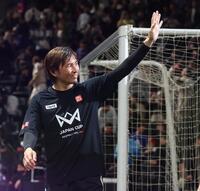 　声援に応える乾貴士（撮影・金田祐二）