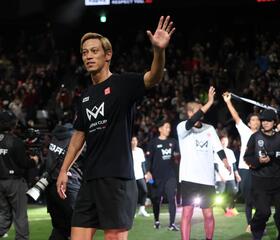 　声援に応える本田圭佑（撮影・金田祐二）