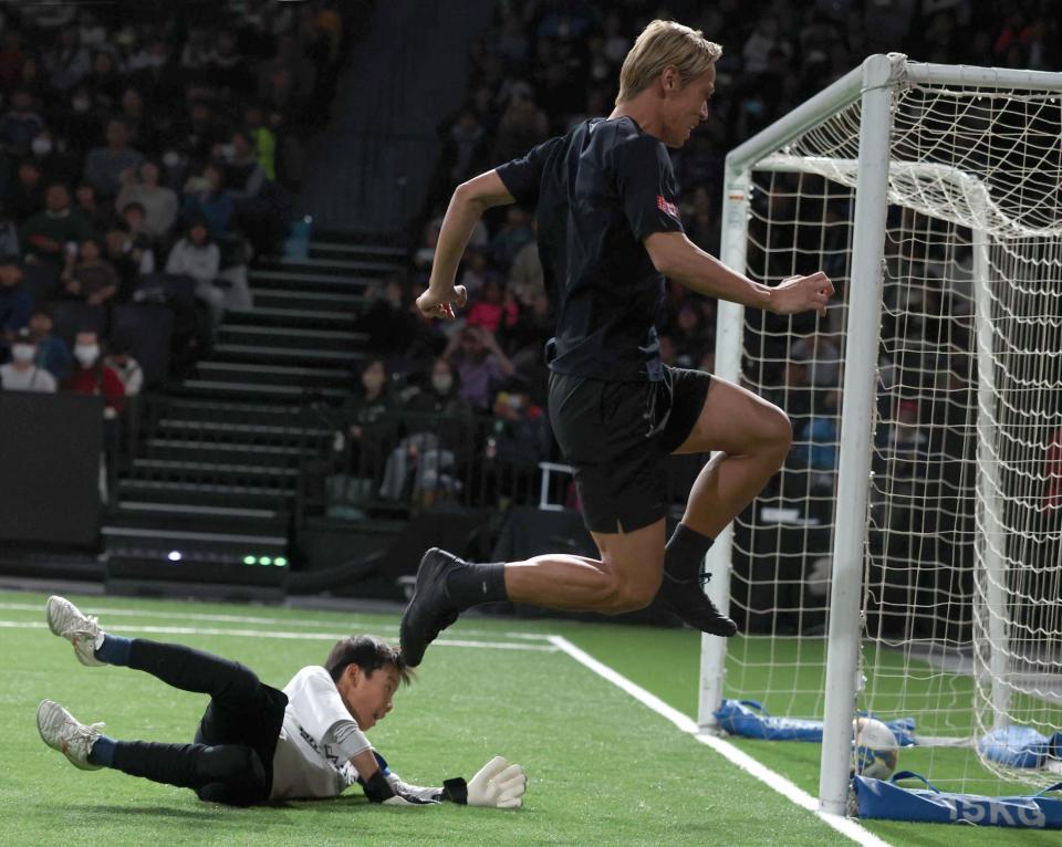 　子ども相手にゴールを決める本田圭佑（撮影・金田祐二）