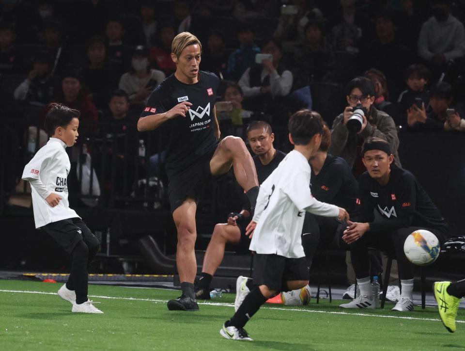 　子ども相手にプレーする本田圭佑（撮影・金田祐二）