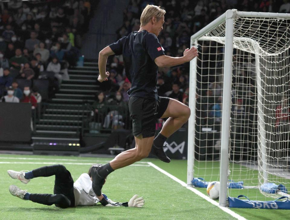 　子ども相手にゴールを決める本田圭佑（撮影・金田祐二）