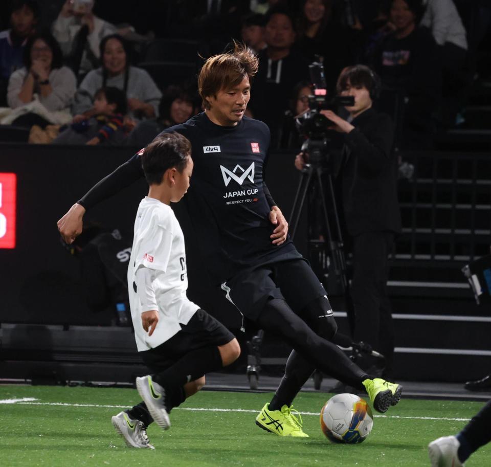 　子ども相手にドリブルで攻め込む乾貴士（撮影・金田祐二）