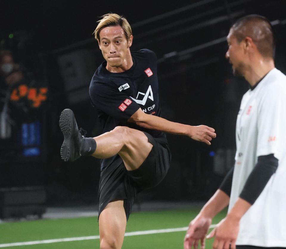 　ミドルシュートを放つ本田圭佑（撮影・金田祐二）