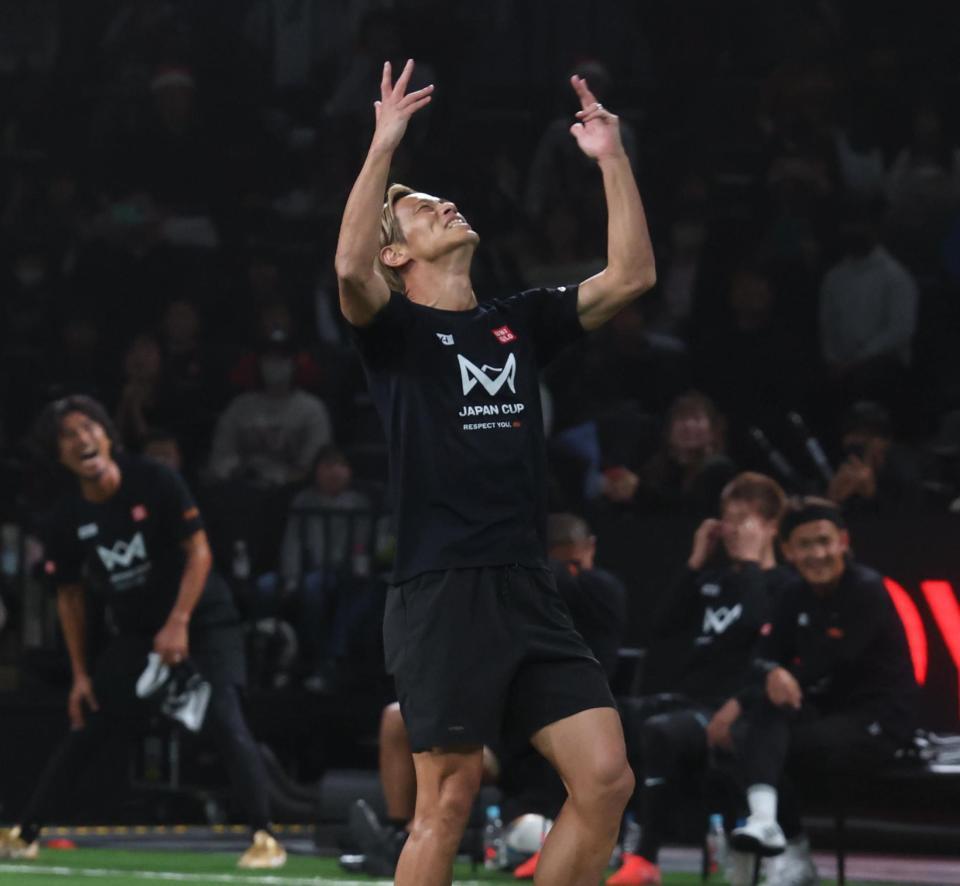 　子ども相手にシュートを外し悔しがる本田圭佑（撮影・金田祐二）