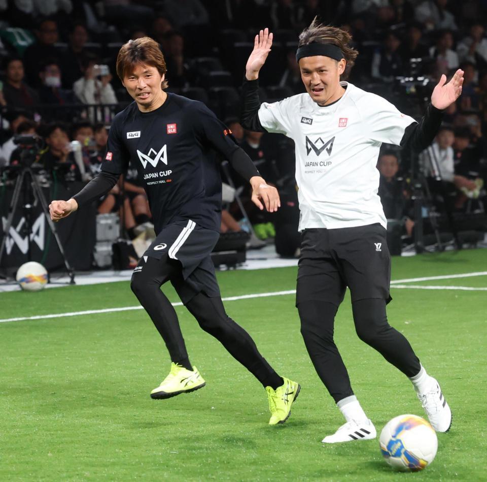 　宇佐美貴史と競り合う乾貴士（撮影・金田祐二）