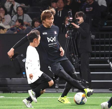 　イベントで子ども相手にドリブルで攻め込む乾（撮影・金田祐二）