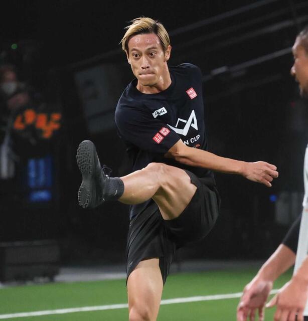 　ミドルシュートを放つ本田