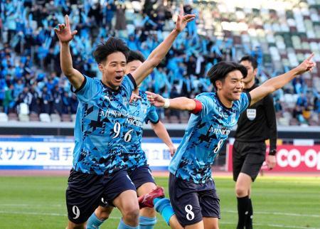 　早実-徳島市立　前半、先制ゴールを決め、駆け出す徳島市立・芳田（左）＝国立競技場