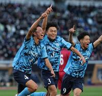 　後半、ゴールを決め、歓喜の徳島市立・柏木優一朗（４）＝撮影・金田祐二