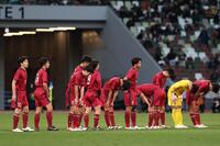 　徳島市立に敗れ肩を落とす早実イレブン（撮影・金田祐二）