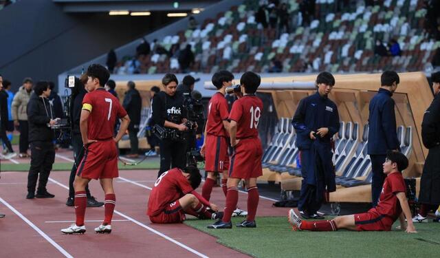 高校サッカー開幕戦　大敗の早実が呆然