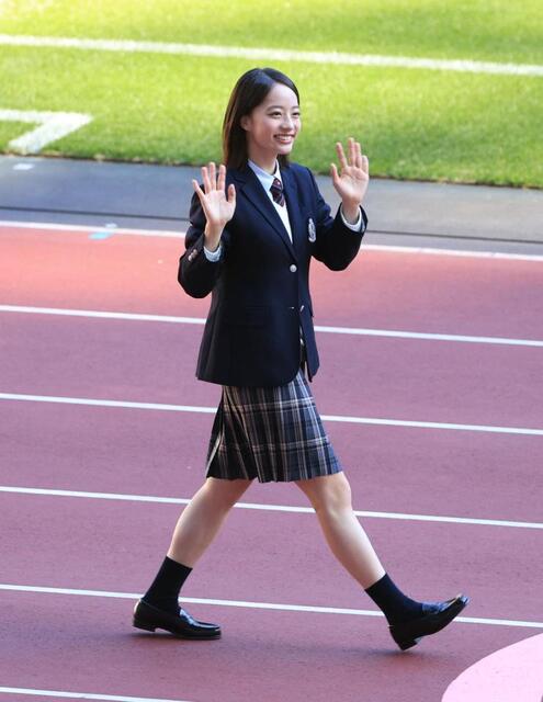 国立降臨の制服透明感美女にＳＮＳ驚き