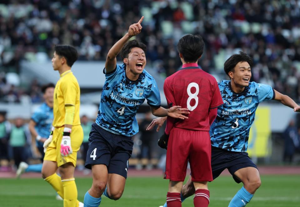 　後半、ヘディングでゴールを決め、喜ぶ徳島市立・柏木優一朗（４）＝撮影・金田祐二