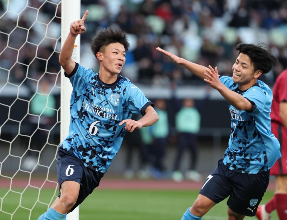 　後半、ゴールを決め喜ぶ徳島市立・東海林蓮（撮影・金田祐二）