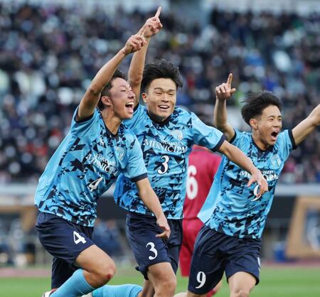 　後半、ゴールを決め、喜ぶ徳島市立・柏木（左）＝撮影・金田祐二