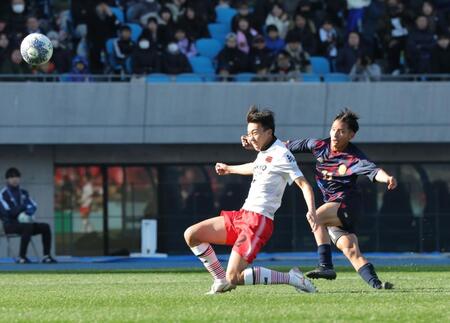 　後半、２点目を決める興国・安田光翔（右）＝撮影・西岡正