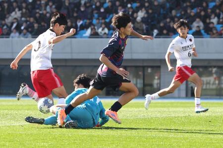 　前半、興国・田中凰我（中央）がゴール前に進むもＧＫと交錯する（撮影・西岡正）